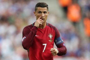 爱游戏体育-TheShy重要时刻败北，中国队带队取胜！观众掌声雷动